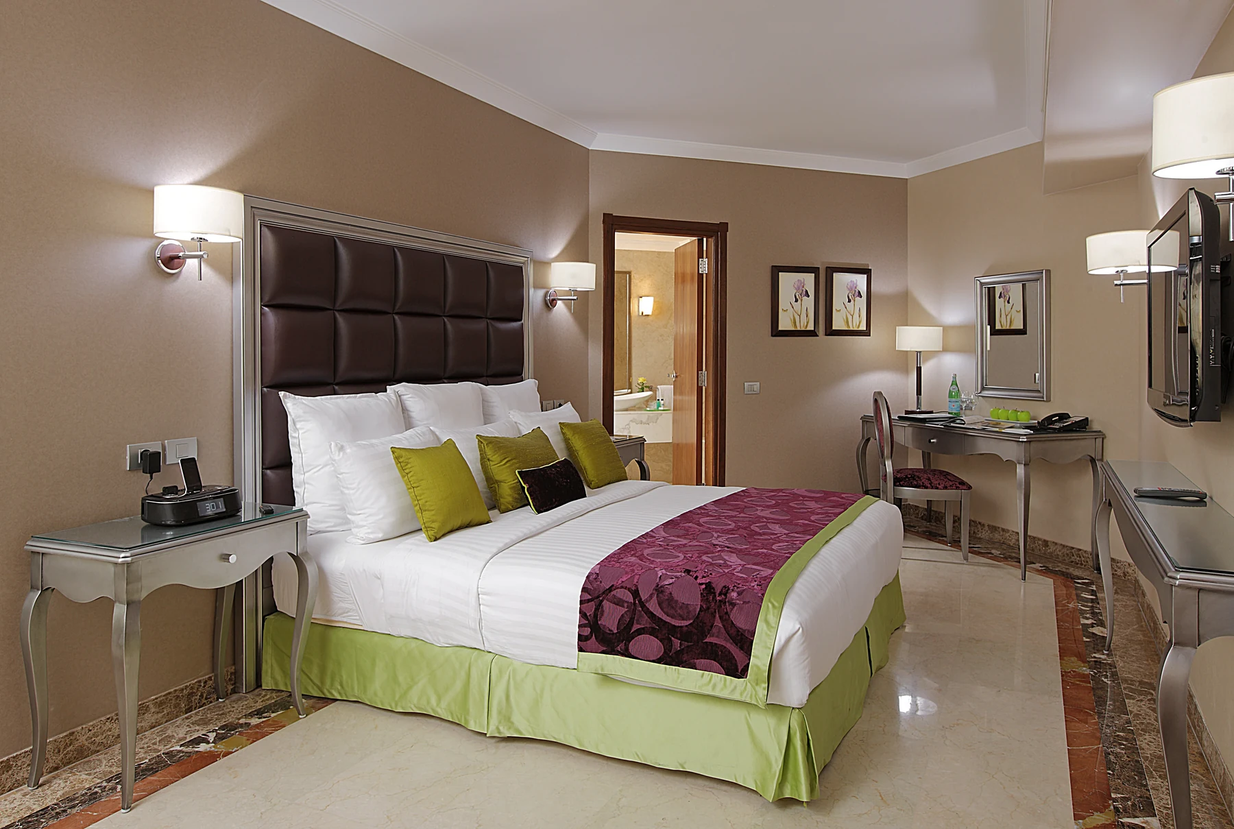 Hilton Alexandria · Guest room · photograph