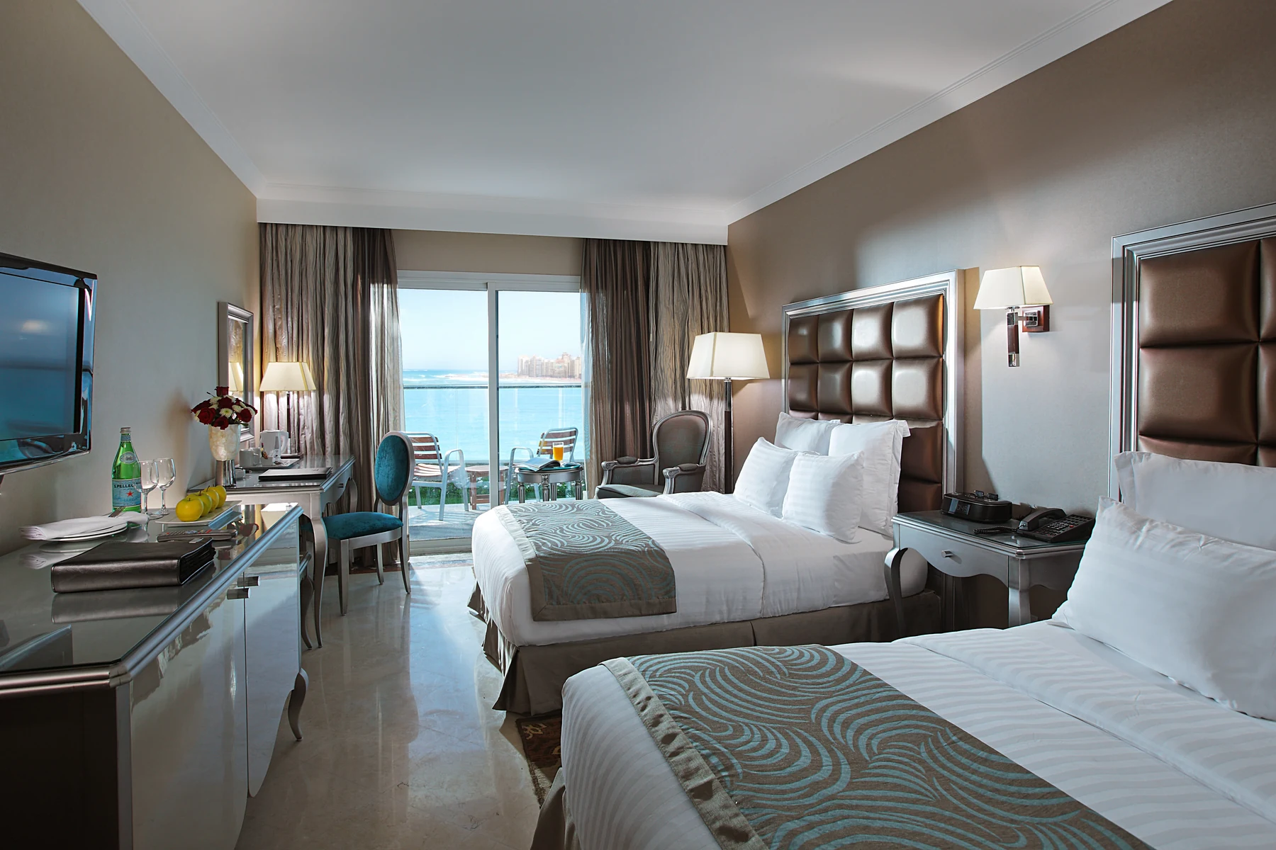 Hilton Alexandria · Twin guest room · photograph