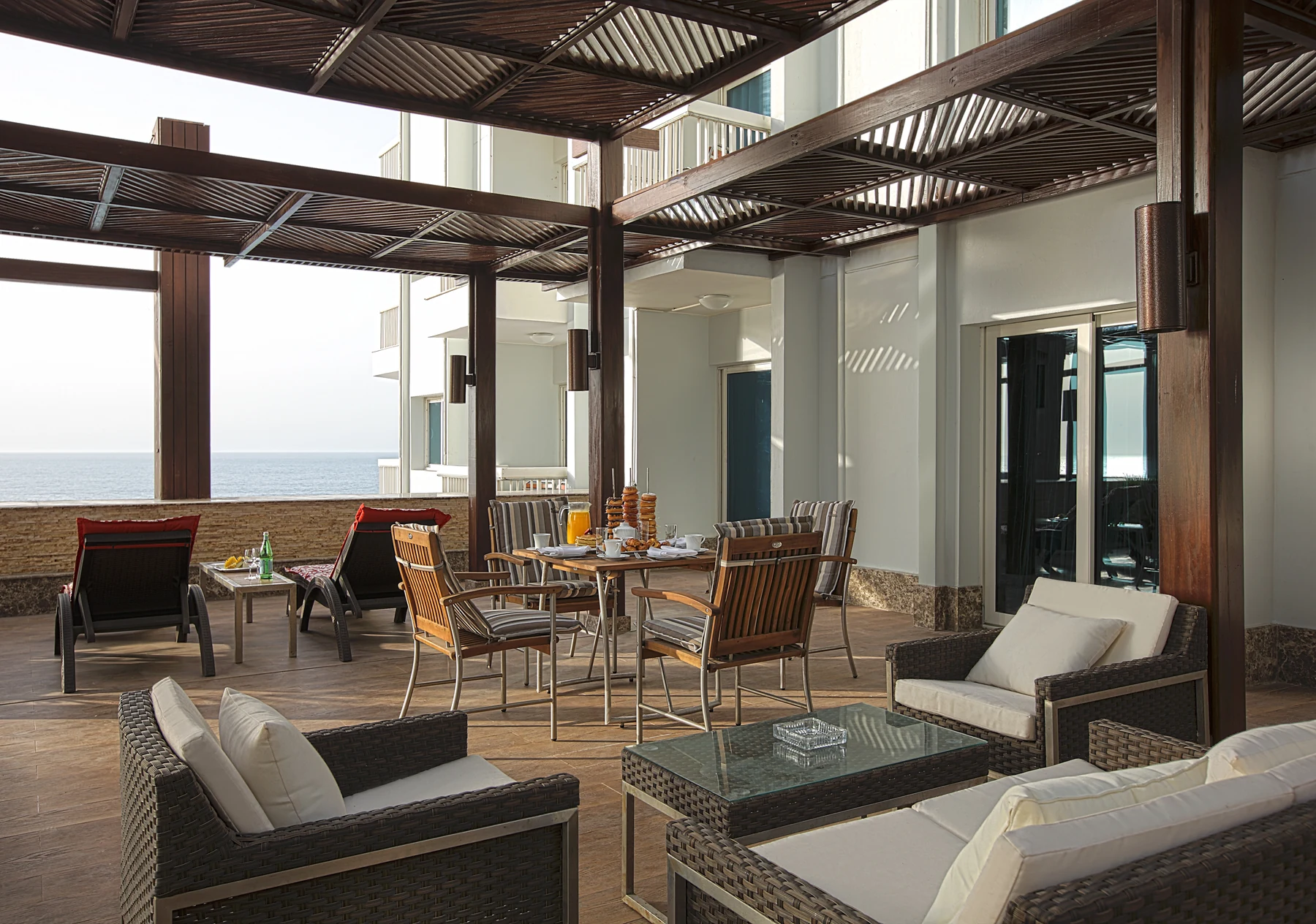 Hilton Alexandria · Terrace seating · photograph