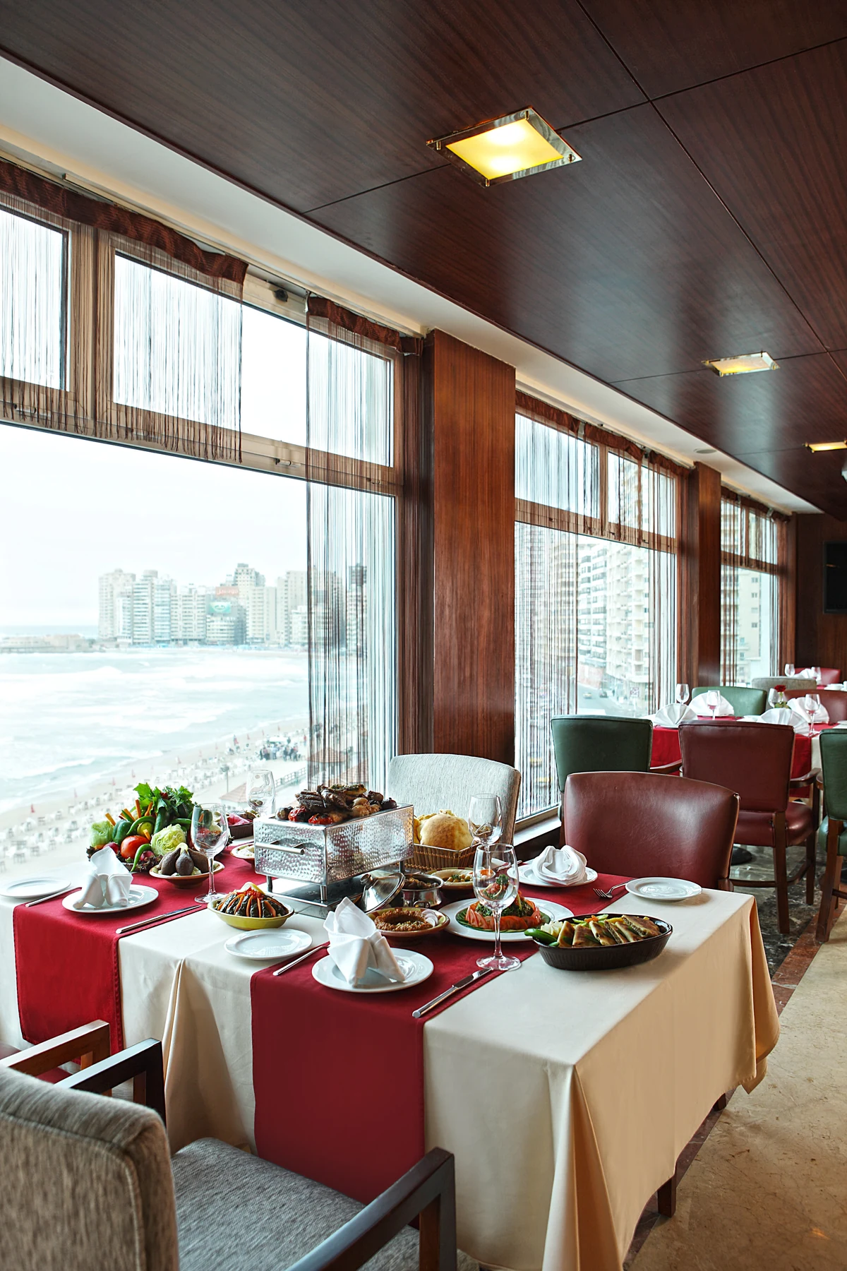 Hilton Alexandria · Restaurant overlooking the waterfront · photograph
